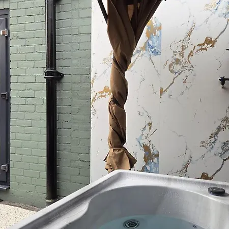 Dom wakacyjny The Cloud House Spa Retreat Hoole *