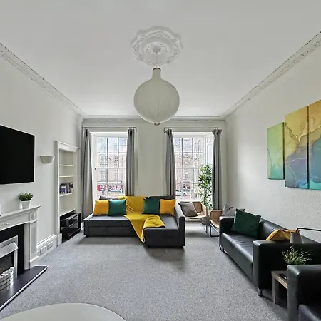 4 Bedroom Modern Spacious - Old Town