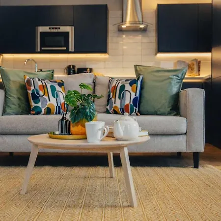 Modern 2 Bed With Parking 아파트 *
