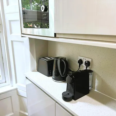 4 Bedroom Modern Spacious - Old Town Apartment