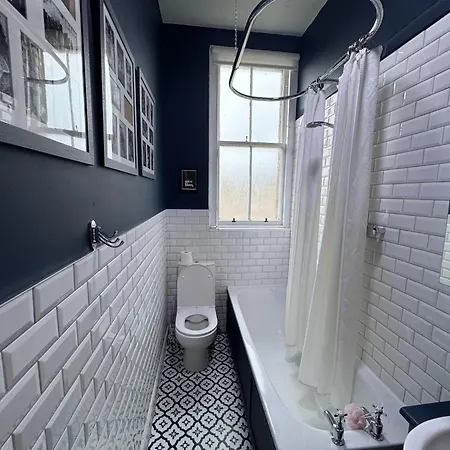 Gorgeous 2bdr With Unique Character In Apartment *