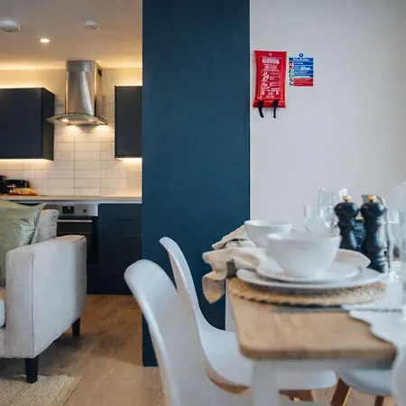 Modern 2 Bed With Parking *