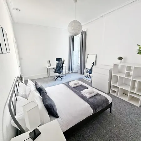 4 Bedroom Modern Spacious - Old Town