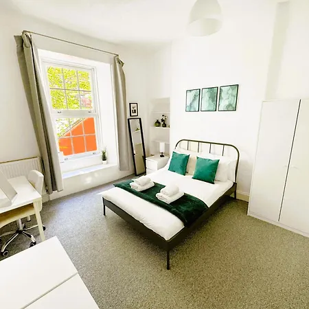 4 Bedroom Modern Spacious - Old Town