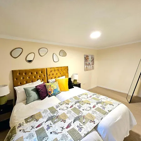 Stylish & Spacious 4 Bedroom House דירה