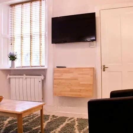 Main Door Flat With Private Garden Center Apartamento
