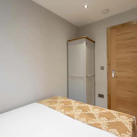 Elegant Stockbridge 3 Bdrm On The Canal Apartment *