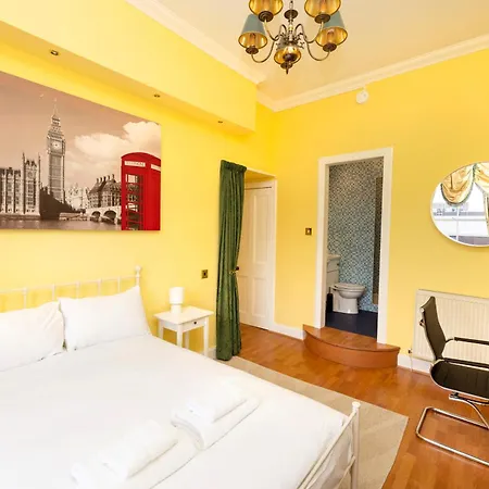 Stylish Southside Flat Near Old Town Edinburg