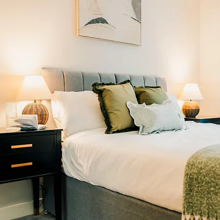 Modern 2 Bed With Parking 아파트
