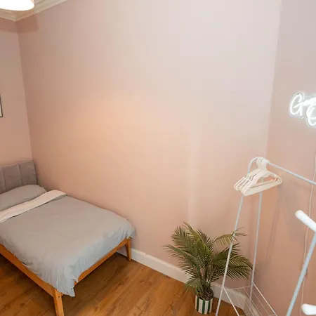 Stylish In 5 Beds 3 Bedrooms *