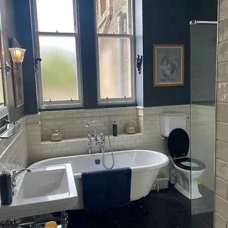 Victorian With Car Parking In Driveway, Murrayfield * Edimburgo