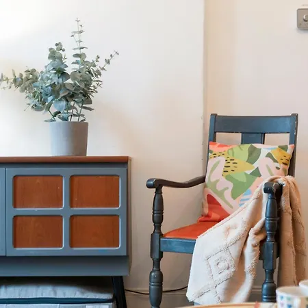 Cozy With Character Logie Main Door Flat *