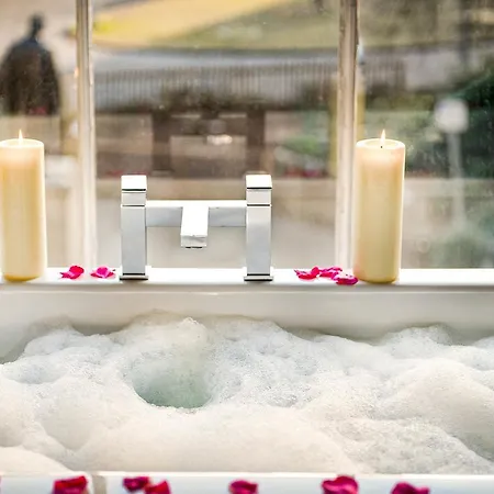 מלון & Picardy Place 4*