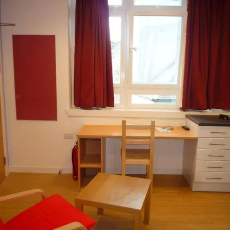 Destiny Student - Cowgate Apartament *