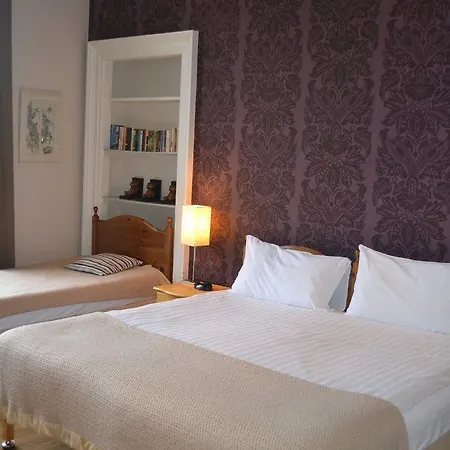 Dene Guest House, New Town 3*