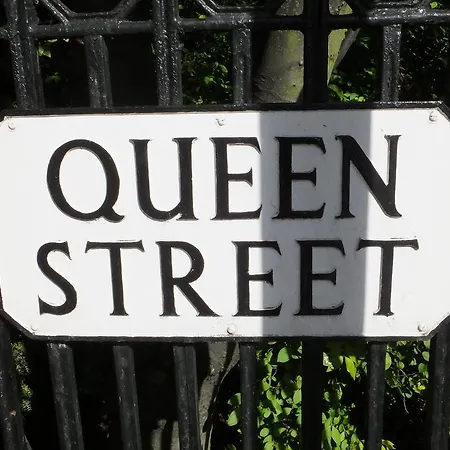 Queens אדינבורו