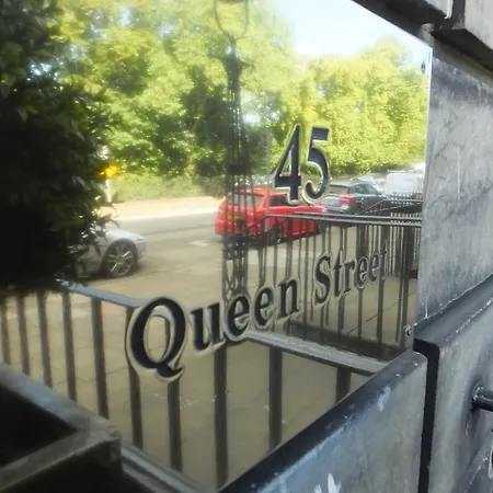 Queens בית הארחה