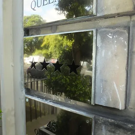 Queens בית הארחה 4*