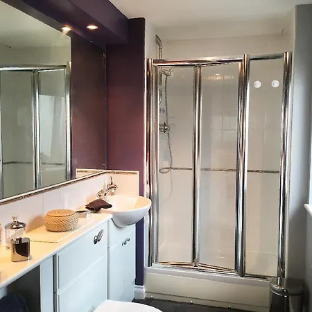 Large 2 Bed Flat, 2 Bath, Free Parking & Lift *