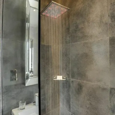 Otel The On The Mile