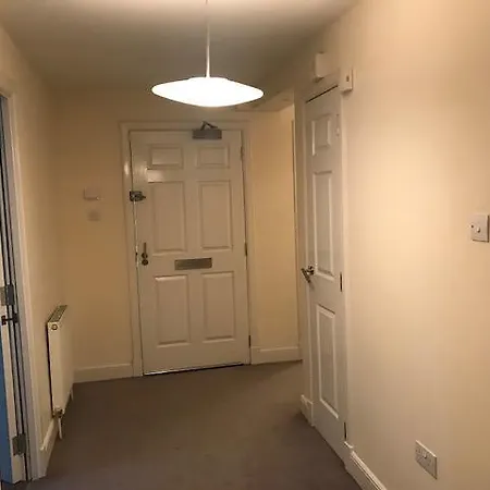 3 Bedroom Penthouse With Rooftop / Balcony & Parking *