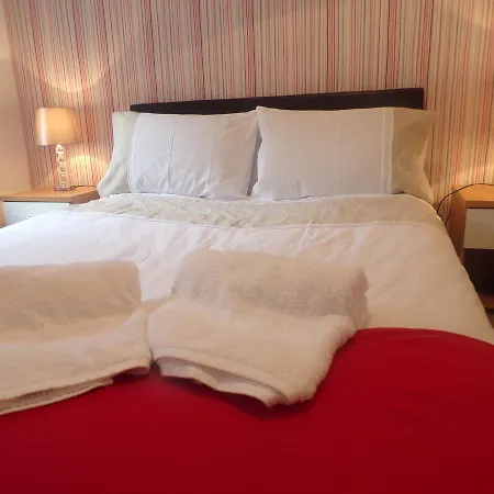 3 Bedroom Penthouse With Rooftop / Balcony & Parking