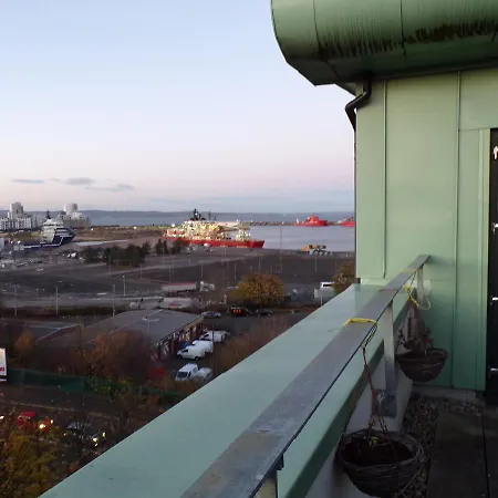Daire 3 Bedroom Penthouse With Rooftop / Balcony & Parking Edinburgh