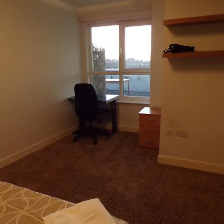3 Bedroom Penthouse With Rooftop / Balcony & Parking * Edinburgh