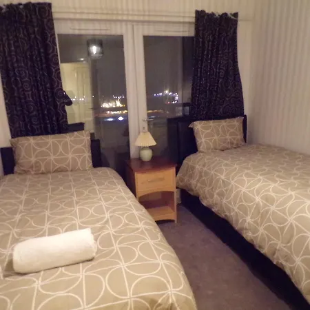 3 Bedroom Penthouse With Rooftop / Balcony & Parking