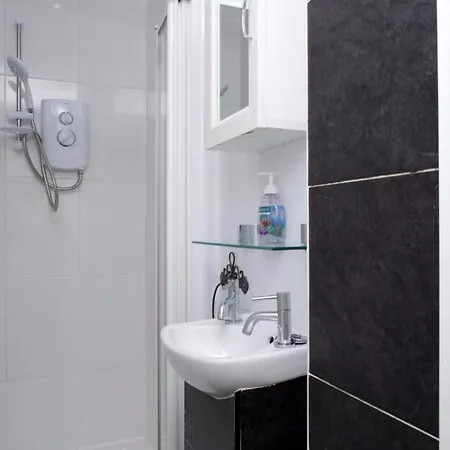2 Bedroom With Free Parking Apartment