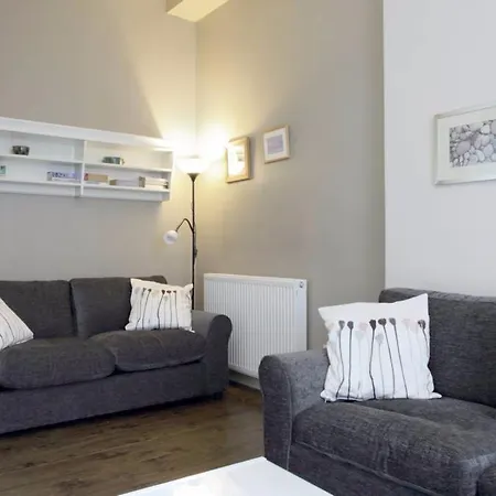 2 Bedroom With Free Parking Apartment