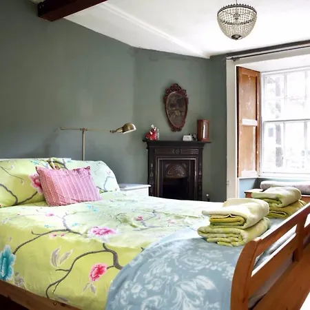 2 Bedroom Flat In City Centre Sleeps 4 *