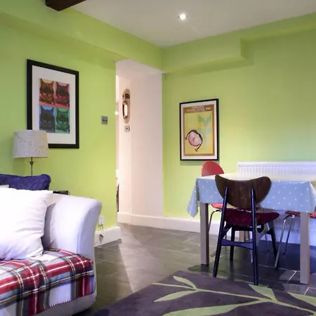 2 Bedroom Flat In City Centre Sleeps 4 * Edinburgh