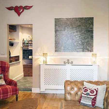 1 Bedroom Flat With Castle View Edinburgh