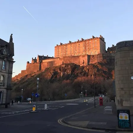 2 Bedroom Beside Castle Accommodates 6 * Edinburgh