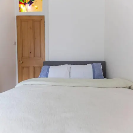 2 Bedroom Beside Castle Accommodates 6
