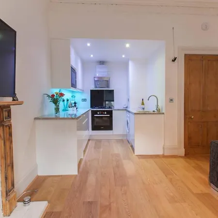 Apartment 2 Bedroom Beside Castle Accommodates 6 *