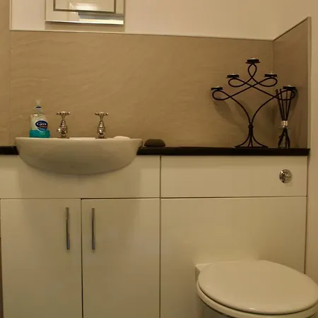2 Bedroom Flat In Stockton Sleeps 4 *