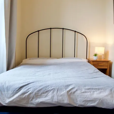 2 Bedroom Flat In Stockton Sleeps 4 شقة *