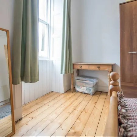 2 Bedroom Flat 10 Minutes From The City Centre Apartment
