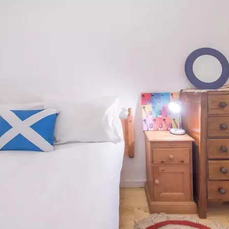2 Bedroom Flat 10 Minutes From The City Centre * Edinburgh