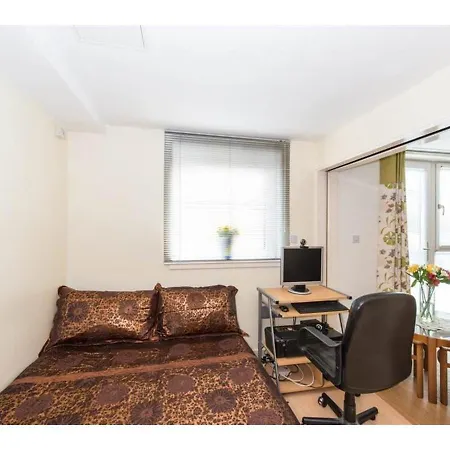 Modern 2 Bedroom With Free Parking Apartment