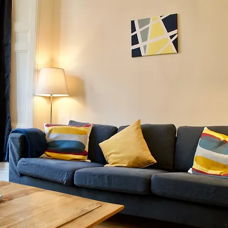 Beautiful Traditional 3 Bedroom In Apartment