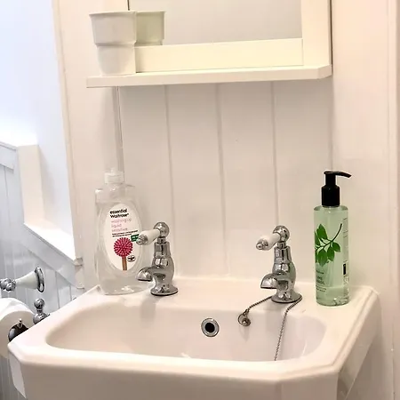 Modern Central & Bright Minimal Pad Edinburgh