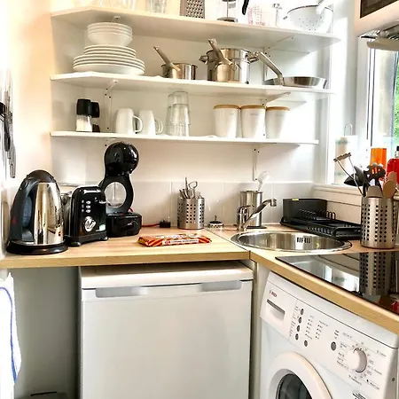 Daire Modern Central & Bright Minimal Pad Edinburgh