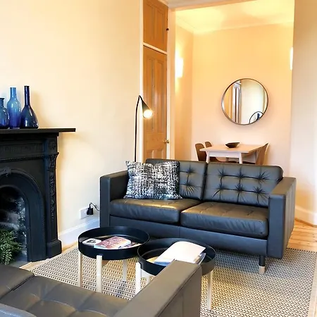 Daire Modern Central & Bright Minimal Pad Edinburgh