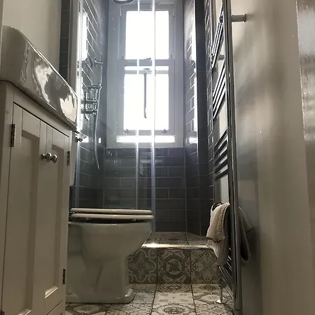 2 Bed Flat With Beautiful Views Edinburgh