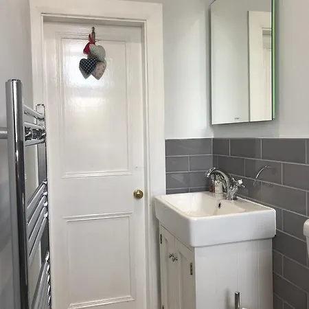 2 Bed Flat With Beautiful Views Edinburgh