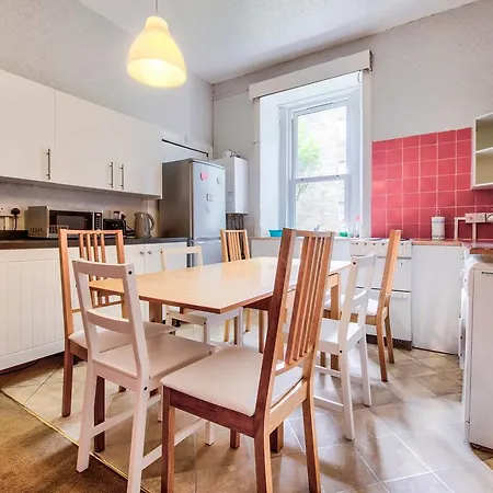 Spacious 4 Bedroom On The South Side *
