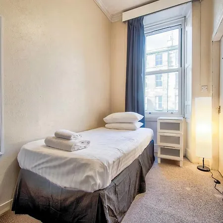 Spacious 4 Bedroom On The South Side Edinburgh